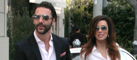 Eva Longoria y José Antonio Bastón pasean cogidos de la mano por Los Ángeles