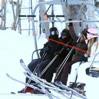 Kim Kardashian, Kourtney Kardashian y Kanye West cogen el funicular durante sus vacaciones invernales en Aspen (Colorado) 