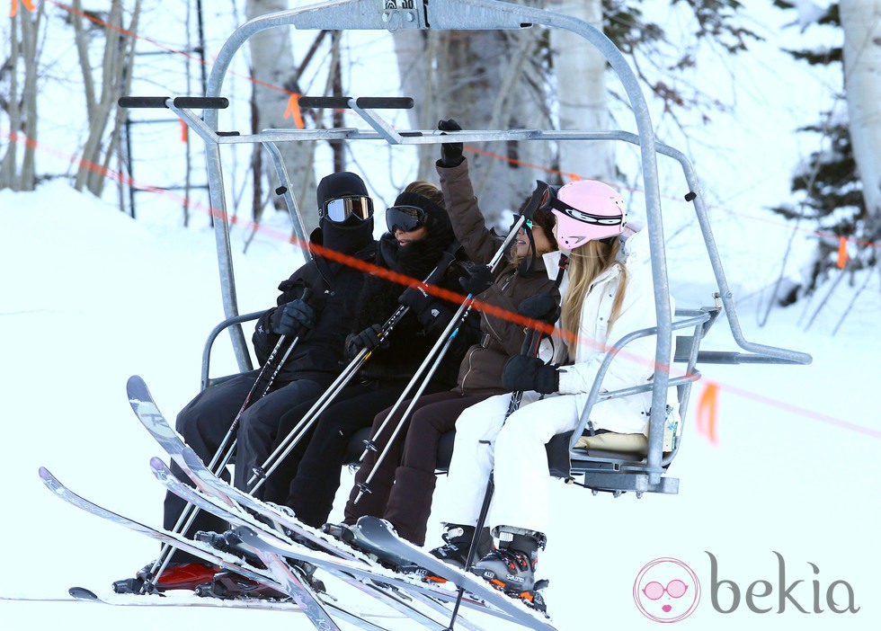 Kim Kardashian, Kourtney Kardashian y Kanye West cogen el funicular durante sus vacaciones invernales en Aspen (Colorado) 