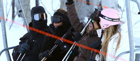 Kim Kardashian, Kourtney Kardashian y Kanye West cogen el funicular durante sus vacaciones invernales en Aspen (Colorado) 