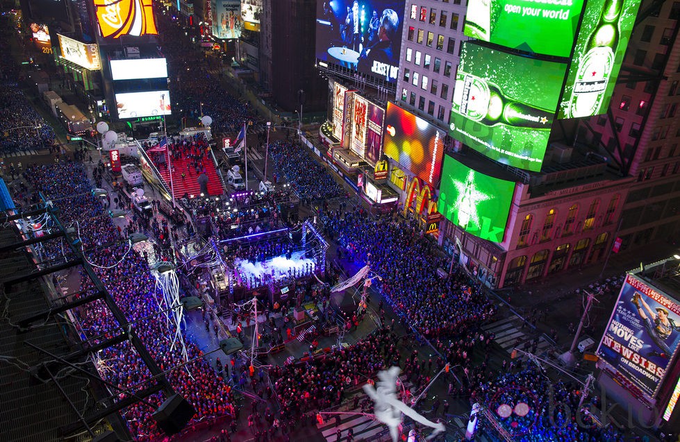 Panorámica de Times Square durante la noche de fin de año de 2013