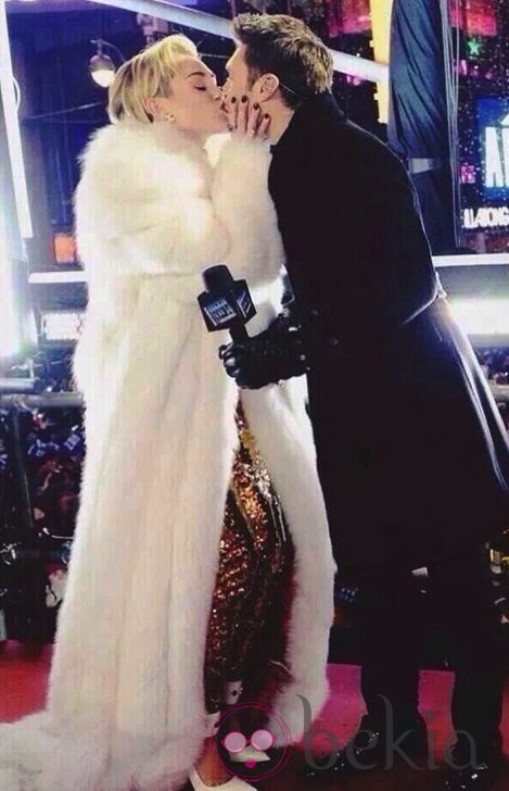 Miley Cyrus besa al presentador Ryan Seacrest en la fiesta celebrada en Times Square para despedir 2013