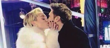 Miley Cyrus besa al presentador Ryan Seacrest en la fiesta celebrada en Times Square para despedir 2013