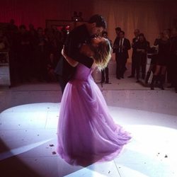 Kaley Cuoco y Ryan Sweeting bailando el día de su boda