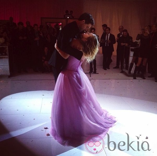 Kaley Cuoco y Ryan Sweeting bailando el día de su boda