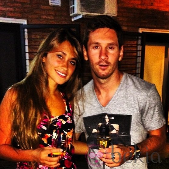 Leo Messi y Antonella Roccuzzo brindan por 2014 desde Argentina