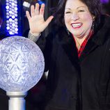 Sonia Sotomayor a punto de accionar el mecanismo que hace bajar la bola iluminada