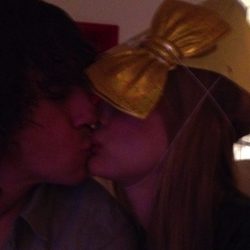 Carles Puyol y Vanesa Lorenzo celebran con un beso la llegada de 2014