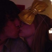 Carles Puyol y Vanesa Lorenzo celebran con un beso la llegada de 2014