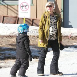 Gwen Stefani, al final de su embarazo, pasa el día en la nieve junto con su hijo Zuma Rossdale