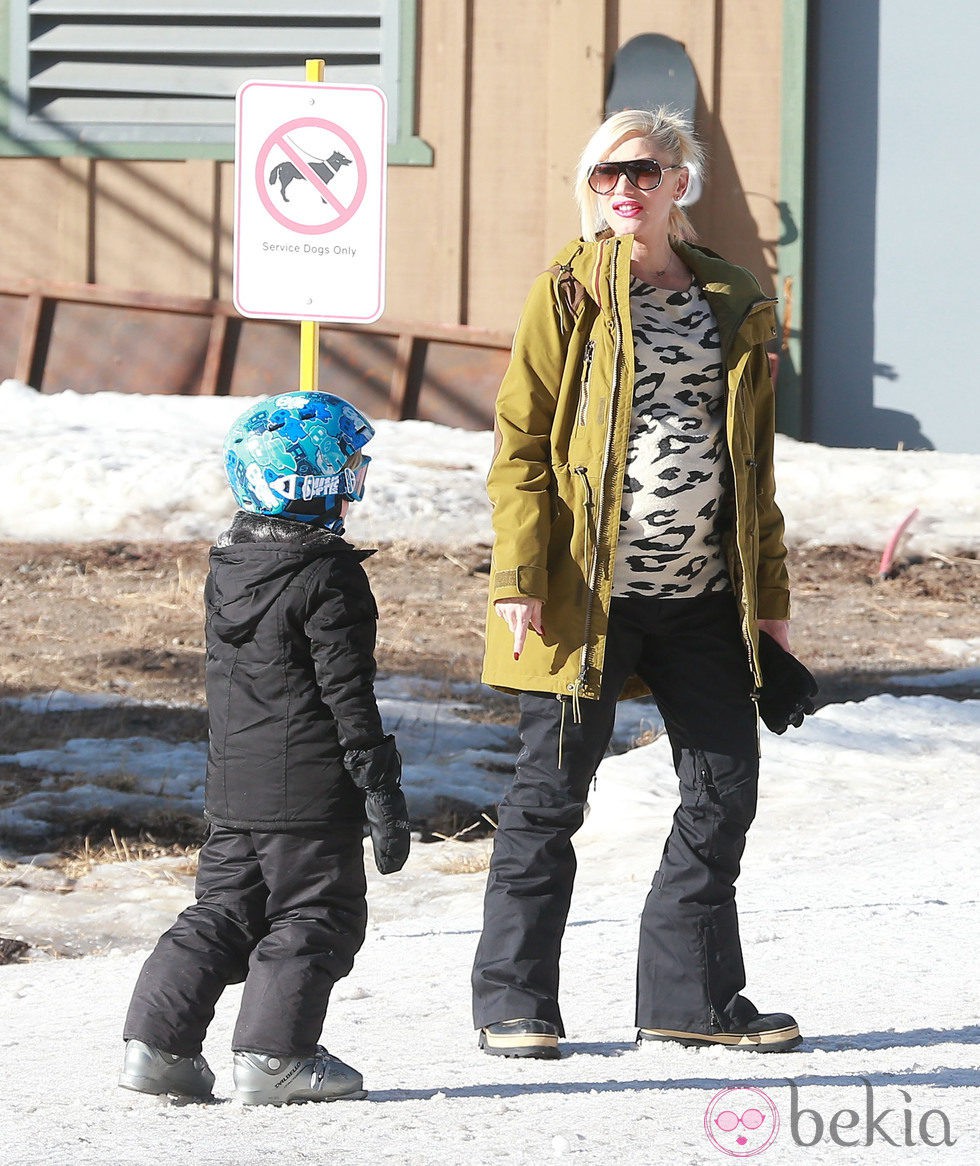 Gwen Stefani, al final de su embarazo, pasa el día en la nieve junto con su hijo Zuma Rossdale