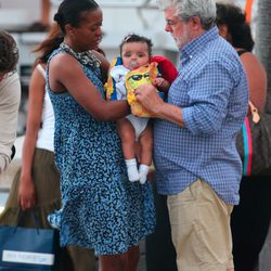 George Lucas con su mujer Mellody Hobson y su hija Everest en St. Barts