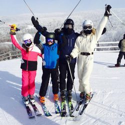 Michael Douglas y Catherine Zeta Jones esquiando con sus hijos en Canadá