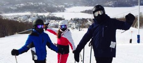 Michael Douglas esquiando con sus hijos Dylan y Carys en Canadá