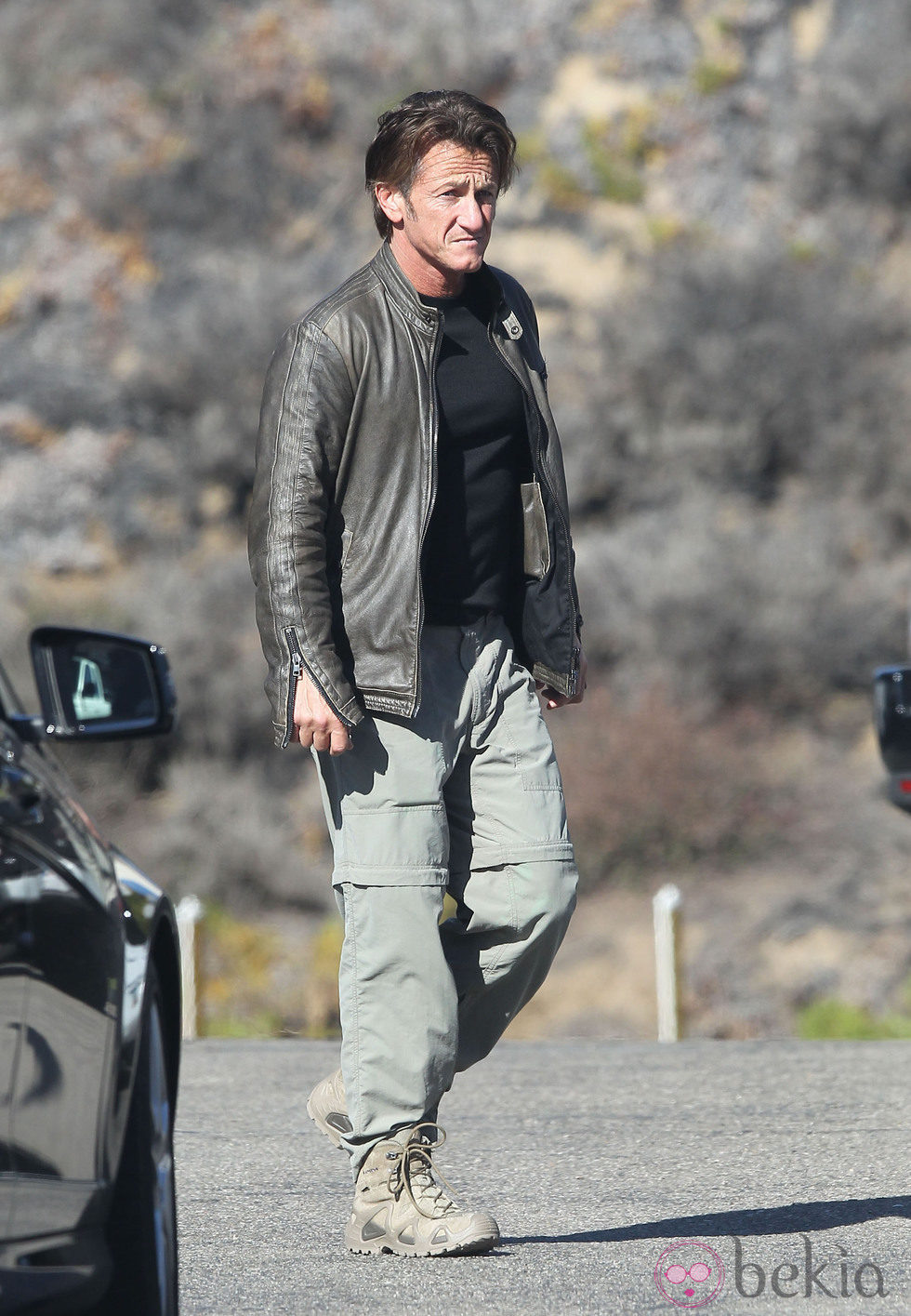 Sean Penn saliendo de la casa de Los Angeles de Charlize Theron