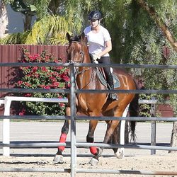 Kaley Cuoco montando a caballo tras convertirse en una mujer casada