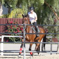 Kaley Cuoco montando a caballo tras convertirse en una mujer casada