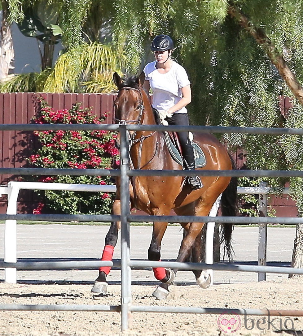 Kaley Cuoco montando a caballo tras convertirse en una mujer casada