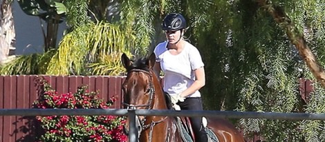 Kaley Cuoco montando a caballo tras convertirse en una mujer casada