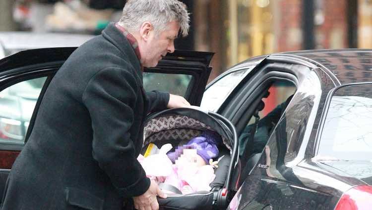 Alec Baldwin con su hija Carmen Gabriela en Nueva York