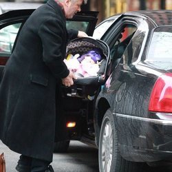 Alec Baldwin con su hija Carmen Gabriela en Nueva York