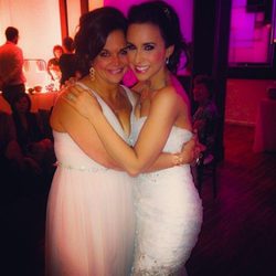 Lacey Chabert el día de su boda con su hermana y dama de honor Crissy