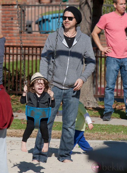 Skyler Berman con su padre Rodger Berman en un parque de Beverly Hills 