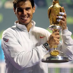 Rafa Nadal junto al trofeo del torneo ATP 250 de Doha