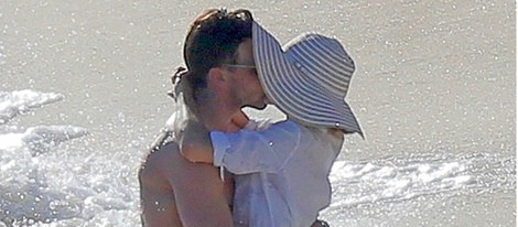 Olivia Palermo y Johannes Huebl besándose en St. Barts tras anunciar su compromiso