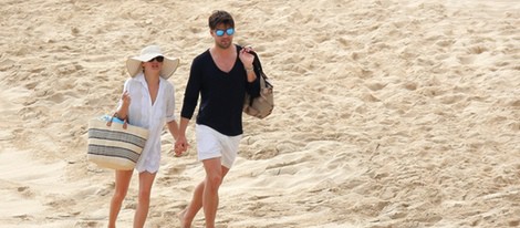 Olivia Palermo y Johannes Huebl llegando a la playa de St. Barts tras anunciar compromiso