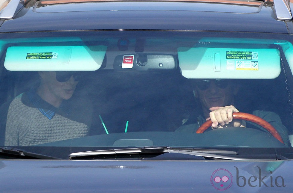 Charlize Theron y Sean Penn en un vehículo por las calles de Los Angeles