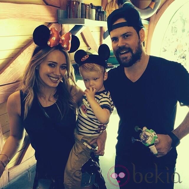 Hilary Duff y Mike Comrie celebran la Navidad con su hijo Luca Cruz en Disney World