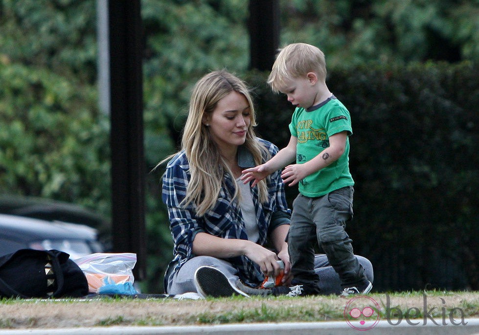 Hilary Duff y su hijo Luca Cruz en el césped de un parque de Beverly Hills