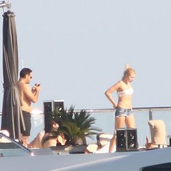 Leonardo DiCaprio y Toni Garrn toman el sol en un yate durante Cannes 2013