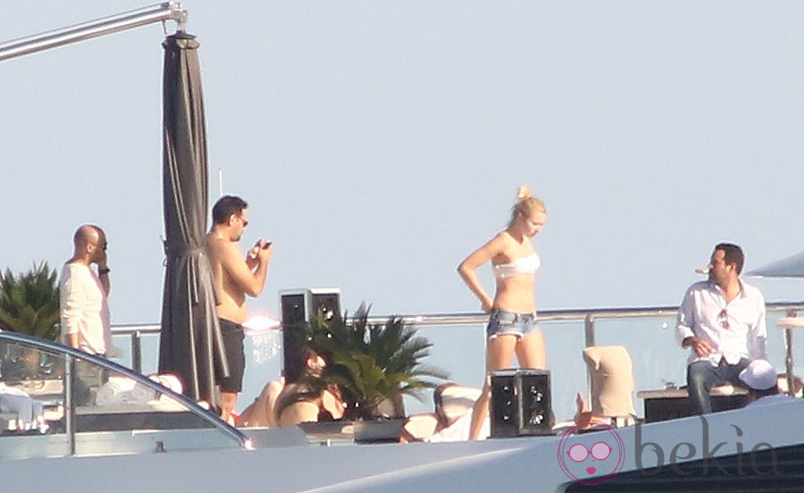 Leonardo DiCaprio y Toni Garrn toman el sol en un yate durante Cannes 2013