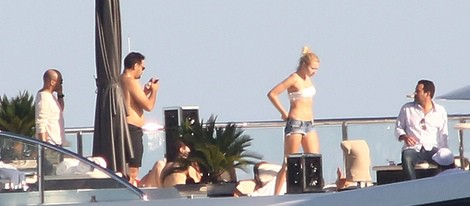 Leonardo DiCaprio y Toni Garrn toman el sol en un yate durante Cannes 2013