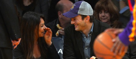 Mila Kunis y Ashton Kutcher se divierten durante un partido de Los Angeles Lakers