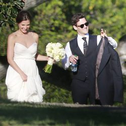 Justin Bartha y Lia Smith el día de su boda en Hawaii