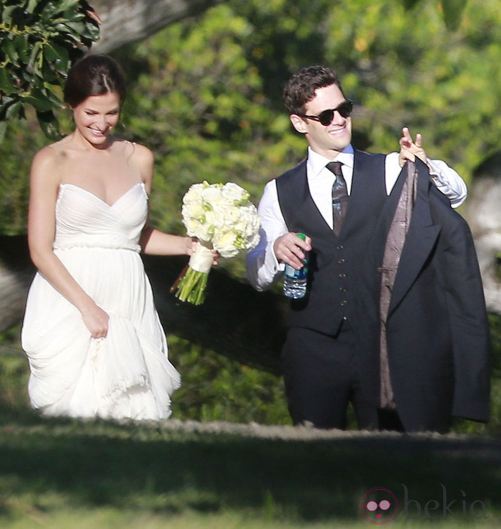 Justin Bartha y Lia Smith el día de su boda en Hawaii