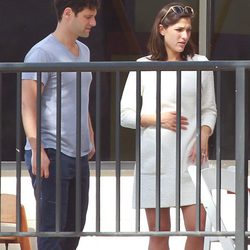 Justin Bartha y Lia Smith se relajan antes de su boda en Hawaii