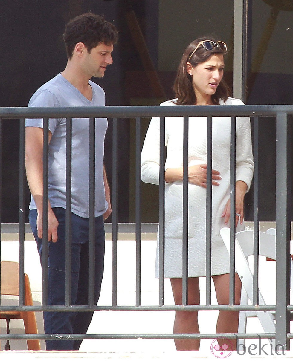 Justin Bartha y Lia Smith se relajan antes de su boda en Hawaii