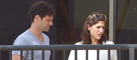 Justin Bartha y Lia Smith se relajan antes de su boda en Hawaii