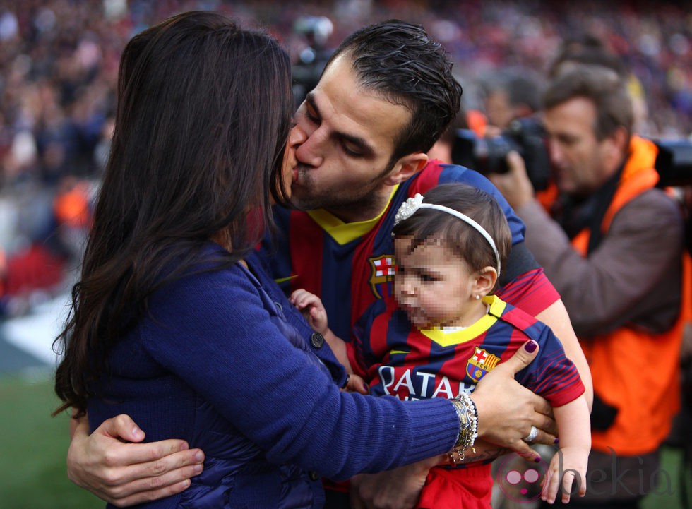 Cesc Fábregas y Daniella Semaan con su hija Lia Fábregas en el Camp Nou