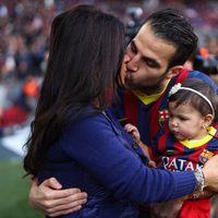 Cesc Fábregas y Daniella Semaan con su hija Lia Fábregas en el Camp Nou