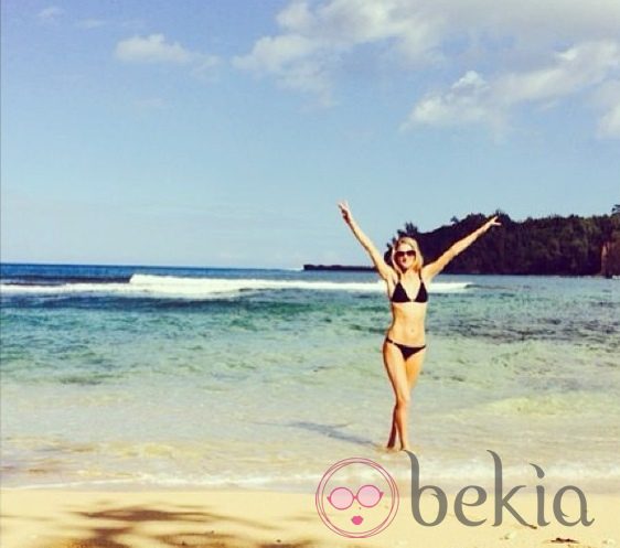 Rosie Huntington-Whiteley recibe 2014 en Hawaii con un bikini negro