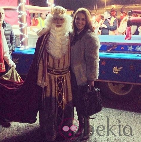 Paula Echevarría con el Rey Melchor en la Cabalgata de Candás