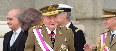 El Rey Juan Carlos con muletas en la Pascua Militar 2014