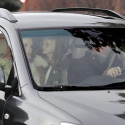 Los Príncipes Felipe y Letizia y las Infantas Leonor y Sofía llegando a casa de Jesús Ortiz