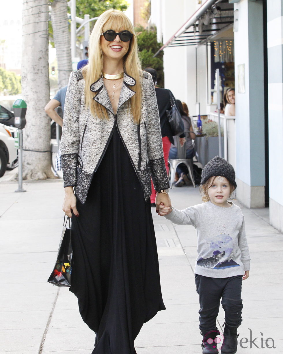 Rachel Zoe reaparece tras ser madre por segunda vez