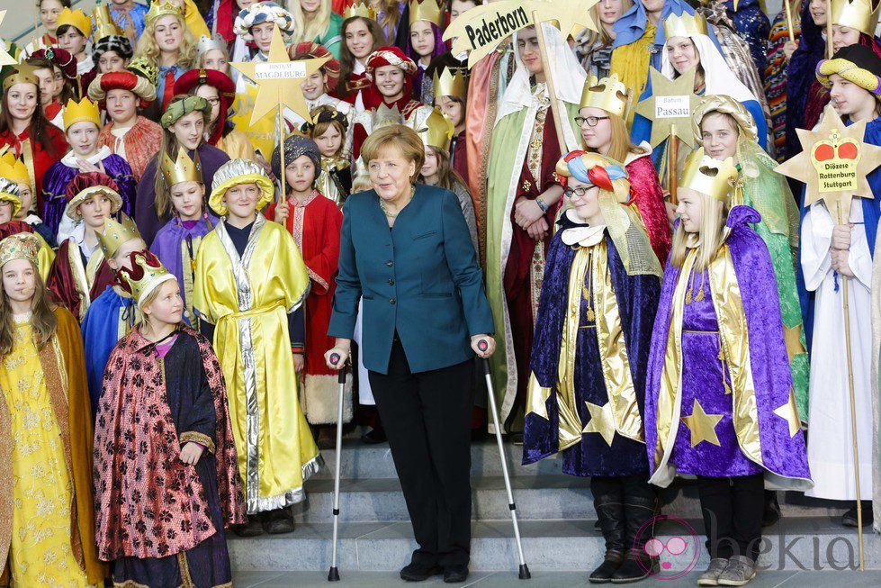 Angela Merkel rodeada de niños tras fracturarse la pelvis esquiando